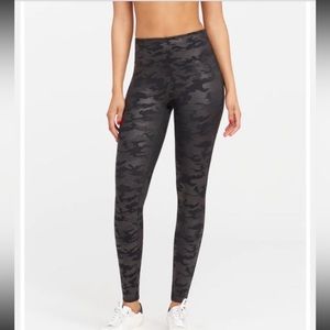 Spanx Faux Leather Camo Slimming Tummy Control Women’s Leggings Women’s Size XL